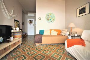 科斯塔特吉塞Casa Corales的一间卧室配有一张床和一台电视