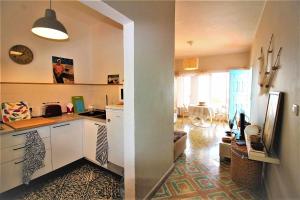 科斯塔特吉塞Casa Corales的一间带白色橱柜的厨房和一间客厅