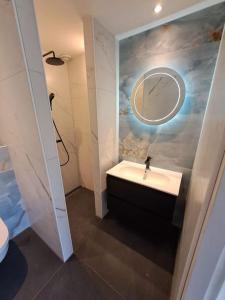 泽尔赫姆De Platwever 3B的浴室设有水槽和墙上的镜子