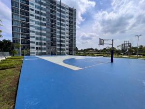 古晋Modern Stylish Apartment near Kuching Airport的一座空的篮球场,在一座建筑前