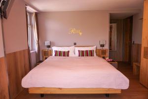 Jenins加斯多夫祖尔布德旅馆的一间卧室配有一张带白色床单的大床