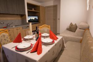 坎皮泰洛迪法萨北极公寓的一张桌子,上面放着红餐巾和酒杯