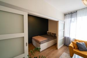 塔林Trendy Kentmanni, city center apartment的一间卧室配有一张床和一个沙发