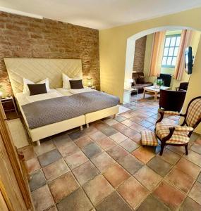 Langenlonsheim海因里希斯酒庄住宿加早餐旅馆的一间卧室设有一张床和一间客厅。