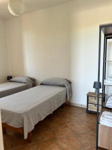 托里德欧索VILLA ENA的一间卧室配有两张床和镜子