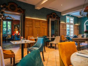 尚贝里康迪城堡酒店的一间在房间内配有桌椅的餐厅