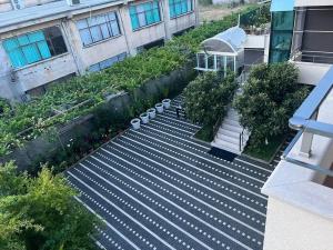 吉诺卡斯特Manga Apartments 3+1的享有大楼花园的顶部景致