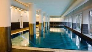 卡迪夫公园广场加的夫酒店的一座建筑物内一座带柱子的游泳池