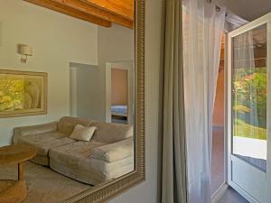 博尼法乔摩尔拉乡间酒店的带沙发和镜子的客厅