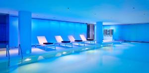 伦敦伦敦滑铁卢公园广场酒店的蓝色灯光的建筑中的游泳池