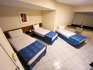 累西腓Hotel Euro Suíte Recife Boa Viagem的酒店客房设有两张床和电视。