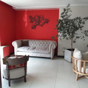 门多萨DAKAR HOTEL的带沙发和红色墙壁的客厅