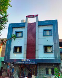 阿格拉Hotel Goyal Palace的上面有标志的建筑