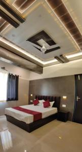 阿格拉Hotel Goyal Palace的一间卧室配有一张带红色枕头的大床