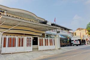 班达楠榜OYO 92945 Guest House Nusa Indah Syariah的街道上设有白色门的建筑