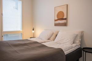 罗瓦涅米Snowflake suites, Pet friendly accommodation的卧室配有带白色枕头的大床