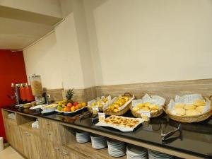 门多萨DAKAR HOTEL的包含多种不同食物的自助餐