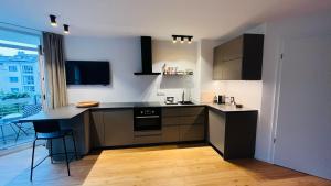 波恩Ruhiges Designer Apartment in Zentrum & Rheinnähe的厨房配有黑色台面和窗户