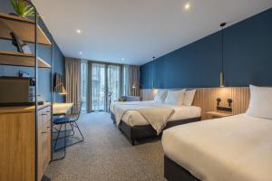 瓦瑟纳尔凡德瓦克酒店的酒店客房设有两张床和电视。