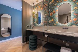 瓦瑟纳尔凡德瓦克酒店的一间带水槽和两面镜子的浴室