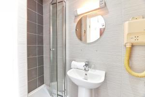 泰恩河畔纽卡斯尔Properties Unique Dene Rooms Twin的一间带水槽、淋浴和镜子的浴室