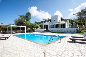 斯达林Beachfront Villa Victoras - With private beach的一座带游泳池和房子的别墅