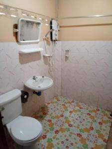 考科考科蒲阿兰度假村的一间带卫生间和水槽的小浴室