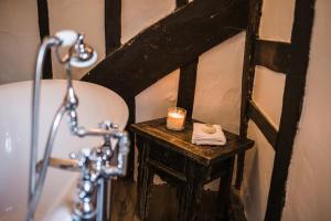 KentTaylour House - Edenbridge的带淋浴的浴室和带蜡烛的桌子