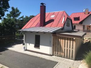 NicovMalá Kráska的房屋上一个红色屋顶的小棚子