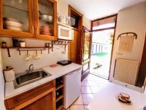 Bistrica ob SotliApartma Stanka的一个带水槽和窗户的小厨房