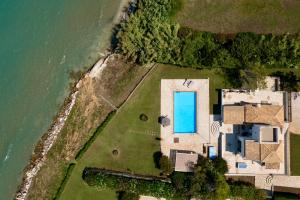 斯达林Beachfront Villa Dionysos - With private beach的水边房子的空中景观