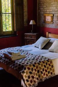查斯科穆斯Hostería Casa de Campo的一间卧室配有一张床,上面有两条毛巾