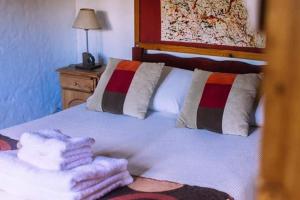 查斯科穆斯Hostería Casa de Campo的一间卧室配有带毛巾的床