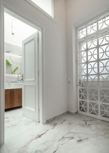 雅典The Aeolian的开放式门,浴室设有白色的墙壁和大理石地板