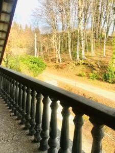 科布列季House in the forest的享有道路和树木景致的阳台