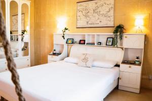 圣劳伦斯Kampanjola的卧室配有两张床,墙上挂有地图