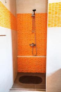 圣劳伦斯Kampanjola的带淋浴的浴室和橙色瓷砖墙