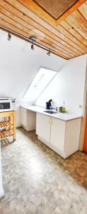 TilstQuiet and cozy apartment close to nature in villa.的一个带水槽和炉灶的空厨房