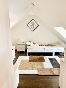 CourmeminL'hermine de Sologne的卧室配有一张床,地板上铺有地毯