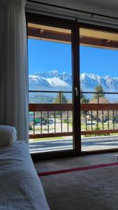 埃博森Hotel Cordillera的卧室设有山景大窗户