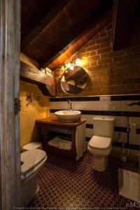 TriolloCasa rural la corva的浴室设有2个卫生间和水槽