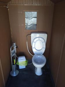 卡尼卡蒂尼巴尼AREA MULTISPORT Camping & Camper的一间小浴室,在摊位设有厕所