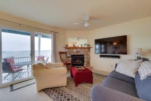 OnekamaBeachfront Onekama Vacation Rental with Balcony!的带沙发和壁炉的客厅