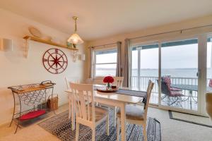OnekamaBeachfront Onekama Vacation Rental with Balcony!的一间配备有桌椅的海景用餐室