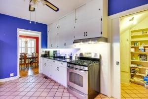 奥古斯塔Augusta Vacation Rental about 5 Mi to Downtown的厨房配有白色橱柜和炉灶。