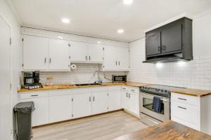 西哥伦比亚Charming West Columbia Getaway - Near Downtown!的厨房配有白色橱柜和不锈钢用具