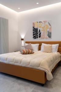 伊斯基亚Alloggio nuovissimo al centro e rilassante的卧室配有一张带白色墙壁的大床