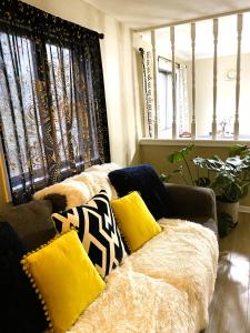 印第安纳波利斯Spanish Style 3-bedroom Home with Hot Tub的客厅配有带枕头的沙发。