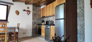 圣巴托洛梅乌迪梅西尼什Familia Sequeira的厨房配有不锈钢冰箱和桌子