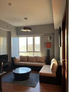 Condo in Alabang Muntinlupa的休息区